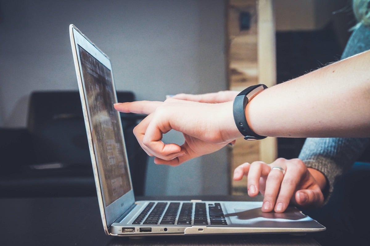 pointing-laptop-left pointing-laptop-left